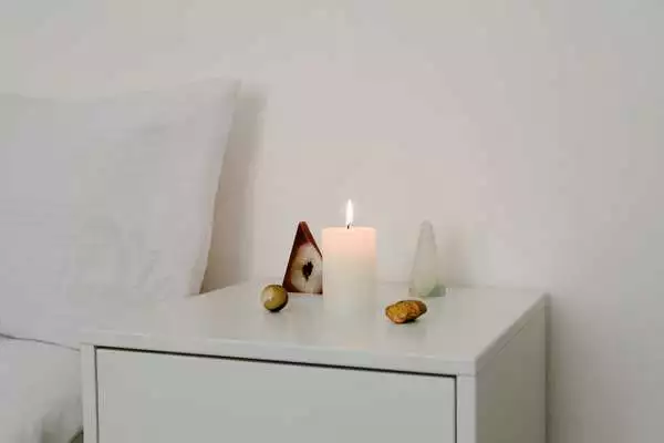 Bedroom Nightstand Décor Ideas by add some candles